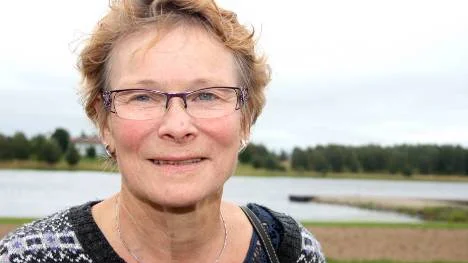 Margareta Laksonen känner sorg över att den en gång livfulla stadskärnan håller på att utarmas och i stället har flyttat ut till handelsområdet. FOTO: Kirsi Poikela