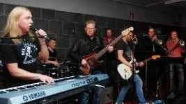 Stefan Gunnarsson med band bjöd generöst på proffsig livemusik under releasepartyt.