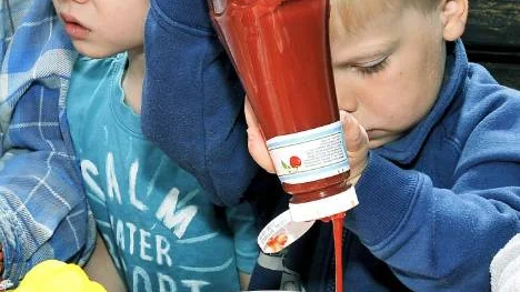 Grillat är gott men ketchup är godare. Hugo Johansson tar en rejäl dutt.