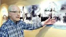 Olle Hägglund, pensionerad brandman, pekar på en brandvagn som finns bevarad än i dag och går att se i  källaren på dagens brandstation.