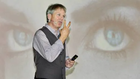 Jan Gunnarsson hade ögonen på sig under föreläsningen om om värdskap för 400 personer som arbetar inom besöksnäringen.FOTO: Bengt-Åke Persson