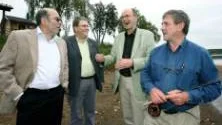 Det var idel glada miner när fabriken drog i gång. Kurt Danielsson, Kurt Berglund, kommunalrådet Leif Nilsson och utvecklingsbolagets Niclas Hökfors var med.FOTO: maria engström-andersson