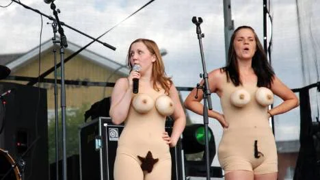 Nu hettar det till, så heter teatergruppens nya show. På scenen blev det tydligen också varmt. Lena Jansson och Carina Bergdahl i en nakenchock under lördagens Kalixdagarna.