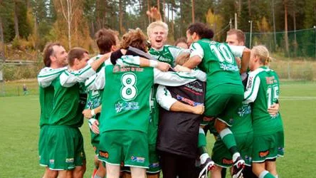 Slutsignalen har gått på Stantorsvallen i Robertsfors och BBK-spelarna jublar högt. Seriesegerna i division II är fixad.