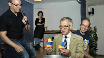 Det blev politisk lek också under Partituren. Karl Petersen och Bertil Bartholdsson försökte få ordning på legobitarna under överinseende av Roland Fransson. FOTO: Bengt-Åke Persson
