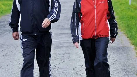 Peter och Eva Rensfeldt var några av de som gick runt Hälsans stig på Hertsön då den invigdes i lördags. FOTO: BENGT-ÅKE PERSSON