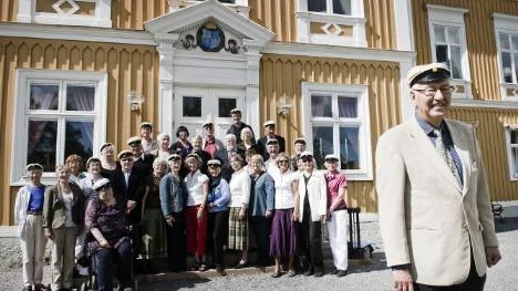 Samling på residensets trappa för Kari Marklund och 30 andra av 1958 års studenter. I översta raden från vänster: Anita Holmgren, Luleå, Barbro Bladfors, Tyresö, Lennart Bäck, Uppsala, Thure Svensson, Uppsala, Inger Isaksson, Skellefteå och Sven Gustafsson, Österskär. I andra raden: Karin Dubreucq (Moberg), Belgien, Inger Holmer, Pålsboda, Åke Huhtapalo, Kristianstad, Stig Larsson, Upplands-Väsby, Hilding Ekman, Täby, Tage Olofsson, Luleå, Kerstin Öhman, Järfälla, Paul Nes, Gränna och Ulf Nordling, Njurunda. I tredje raden: Margareta Karlsson, Boden, Elna Palm, Mariestad, Margareta Johansson, Luleå, Ingemar Segergren, Bromma, Gunilla Häggström, Kalix, Birgit Sandqvist, Gävle, Aina Sersé, Kalmar, Ingrid Markussen, Danmark, Eva Haglund, Råneå, Gudrun Nordlund, Umeå, Agneta Smith, USA, Ingrid Brolin, Uppsala, Margareta Åberg, Luleå och Margareta Sturk, Kalix. Längst fram Kaija Ohlsson, Hisingsbacka och Kari Marklund, Linköping.Foto: SIMON ELIASSON