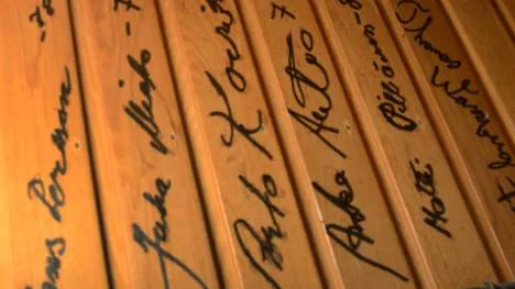 Panelen ljuger inte. Här finns signaturer av bland andra Hans Persson -78, Juha Mieto -77, Arto Koivisto -77, Matti Pitkänen -81 och Thomas Wassberg -81.