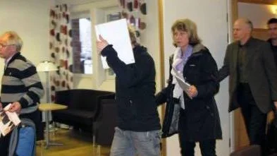 27-åringen som misstänks för våldtäkt mot en kvinna och grov våldtäkt mot en annan, förs ut från tingssal 1.FOTO: John Filipsson