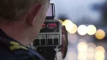 Avståndet är 144 meter till den bil som polisen mäter hastigheten på.