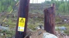 Ett 70-tal stolpar som bär upp elledningen mellan Messaure kraftverk och Bolidens Aitikgruva har kapats av, troligen med motorsåg. Sabotaget kostar Vattenfall flera miljoner kronor.