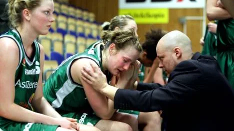 Är Stefan Pettersson mannen för Luleå Basket? Han har fått en förfrågan av klubben och bestämmer sig till helgen. Här tröstar han sina spelare i Telge efter en semifinalförlust i Pontushallen 2007.