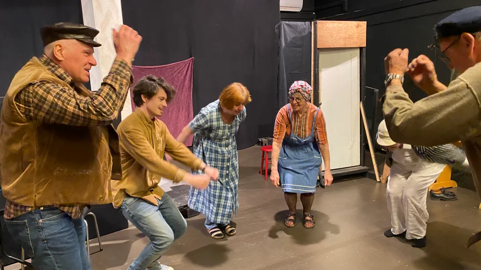 Teaterskeppets medlemmar värmer upp inför repetitionerna.