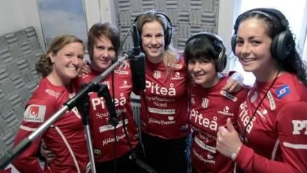 En kvintett som tar ton. Spelarna i Piteå IF hoppas ha hittat segermelodin i allsvenskan. Laget har nämligen spelat in en egen singel. Kören består av spelarna Jennifer Nobis, Erika Karlsson, Linnea Nilsson-Waara, Viktoria Forsmark och Fiona O"Sullivan.