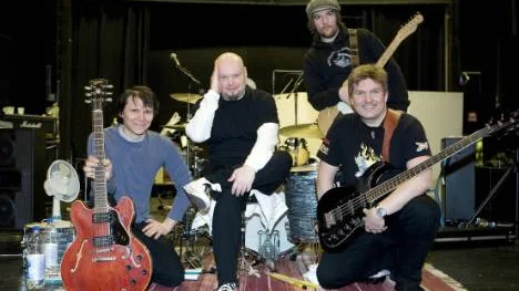 Ampere återförenas 28 år senare. Ampere är Jakob Hellman, gitarr och sång, Ulf Johansson, trummor, Jonas Nordkvist, gitarr (inhoppare istället för Tommy Johansson) och Anders Viklund, bas.