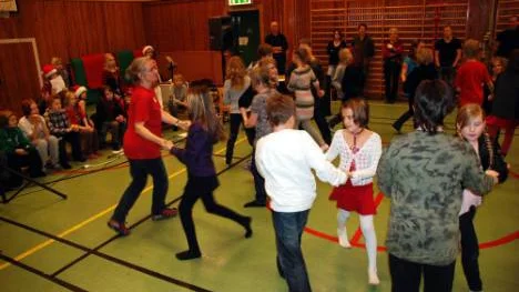 Kaisa Olsson har undervisat en fjärdeklass på Hedens skola i olika dansformer. I onsdags dansade gruppen upp och visade upp sina färdigheter för treorna och femmorna på skolan.