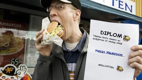 Markus Magnusson är Luleås nya mästerätare av hamburgare. Han drog i sig tre bamsemål med dricka på en timme i lördags. Foto: FREDRIC LUNDQVIST