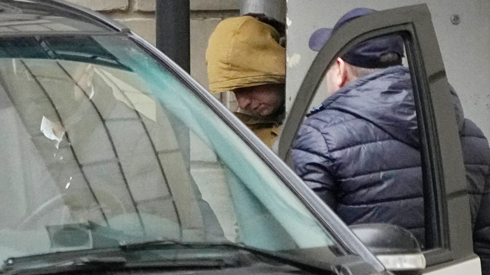Wall Street Journals reporter Evan Gershkovich förs ut från rättssalen i Moskva den 30 mars.