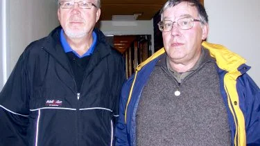 Leif-Olof Heneryd och Alf Wallbing är mycket besvikna på beslutet i kommunstyrelsen, som kan innebära slutet på golfklubbens verksamhet i Porjus. Fotograf: Marie Ridderström