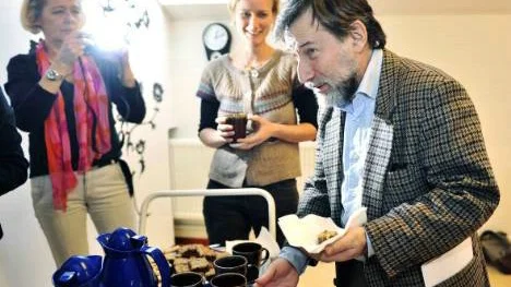 Leif Pagrotsky (S) åt lunch med kulturfolk i Luleå under måndagen. I bakgrunden S-ombudsmannen Ingela Uvberg-Nordell och konstnären Anja Persson.