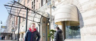 Hon stoppas från sin egen studentbal