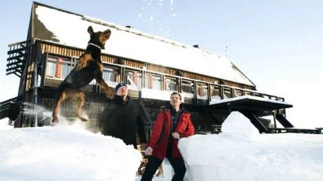 Snöbad i Klubbviken. Rotweilern Kira, husse Johan Björklund och Göran Widén öppnar skärgårdsanläggningen nu på lördag och drömmer om en fast broförbindelse. FOTO: Kajsa Zita