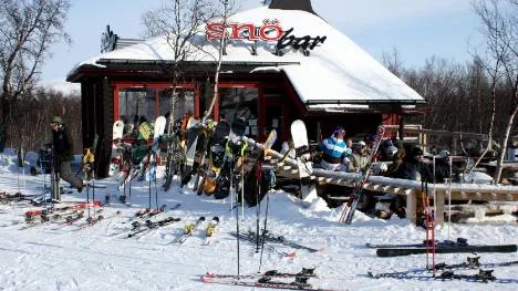Trötta skidåkare tar igen sig i snöbaren.