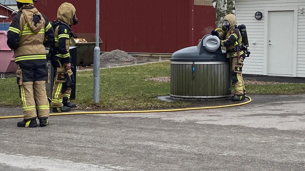 En brand bröt ut i en sopcontainer i Mjölby på fredagseftermiddagen.