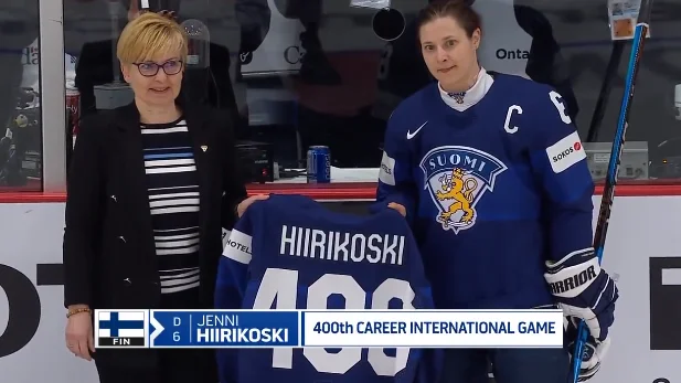 Jenni Hiirikoski tar emot tröjan med 400 på ryggen.