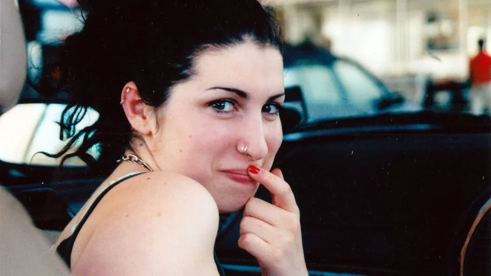 I dokumentären skildras Amy Winehouses resa från ung och lovande jazzsångerska till världsstjärna med svåra missbruksproblem.