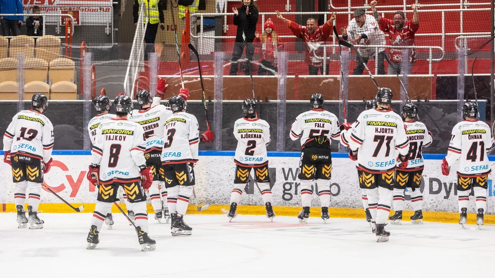 Hockeysupportrarna i Norrköping gör vad de kan för att rädda sin förening från konkurs.