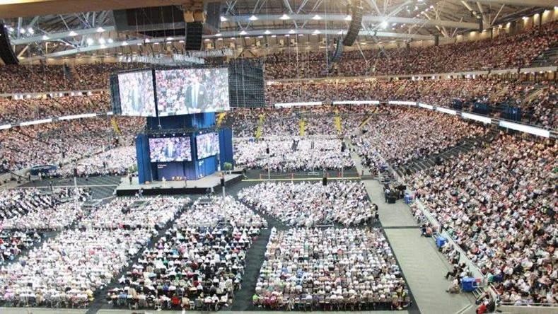 Helgens största gudstjänst? I helgen samlades 50 000 Jehovas vittnen i Friends Arena.