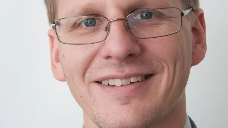 Bor i Sigtuna. Mattias Lundberg  är uppvuxen i Kinda och Åtvidaberg, men bor i dag i Sigtuna och arbetar vid Uppsala universitet.