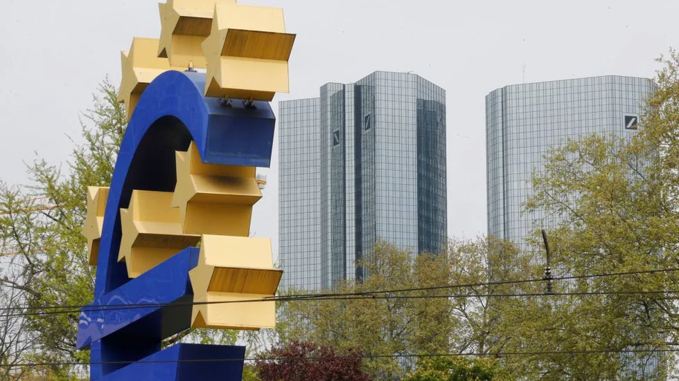 Euron stärker. Euroskulptur framför Deutsche Bank i Frankfurt.