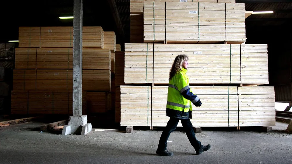 Produktionen på Boxholmssågen kommer efter sommaren att återgå till tvåskift. Kirsten Mathiesen på bilden.