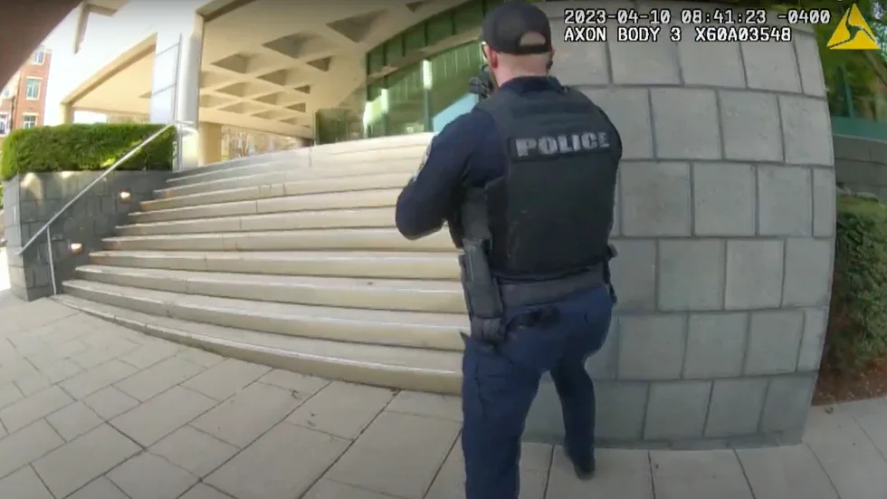 Bild från polisens kroppskamera under skottlossningen på Old National Bank, i Louisville, i måndags.
