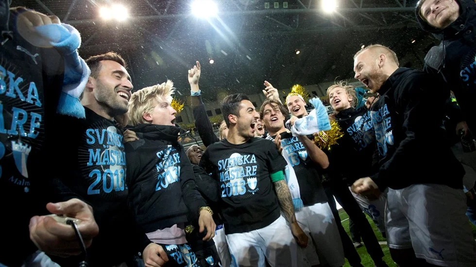 BORÅS 2013-10-28 Malmös Jiloan Hamad, Magnus Eriksson och lagkamraterna firar SM-guldet med fansen sedan MFF vunnit med 2-0 i måndagens allsvenska fotbollsmatch mellan IF Elfsborg och Malmö FF på Borås Arena i Borås.
Foto  Björn Larsson Rosvall / TT / Kod 9200