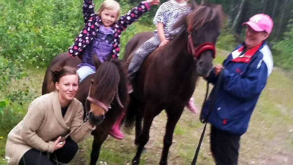 Funna. Hästarna är återfunna. Isabelle Hansson ägare till Moa, Nikita Baum dotter till Isabelle. På Islandshästen Bosse sitter Julia Wikman som varit med ohc letat och den som håller hästen är Elisabeth Hansson är ägare till stora hästen.
