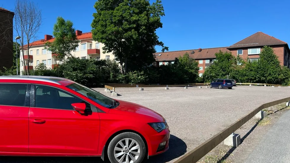 Man ska inte underskatta vad en parkering med överkomliga priser gör för näringslivet i kommunen, skriver Edward Sevume.