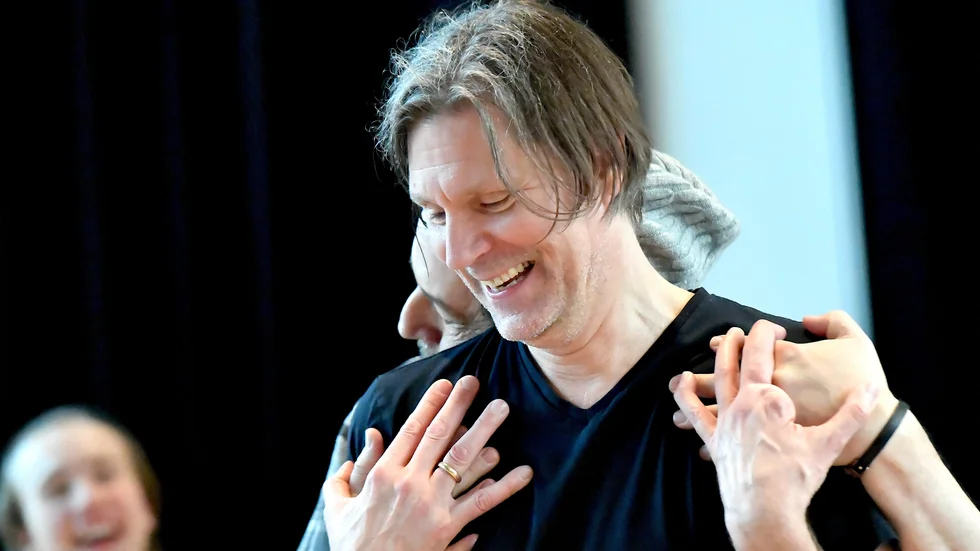 Sommarteaterns koreograf Roger Lybeck får en kram av huvudrollsinnehavaren Reuben Sallmander.