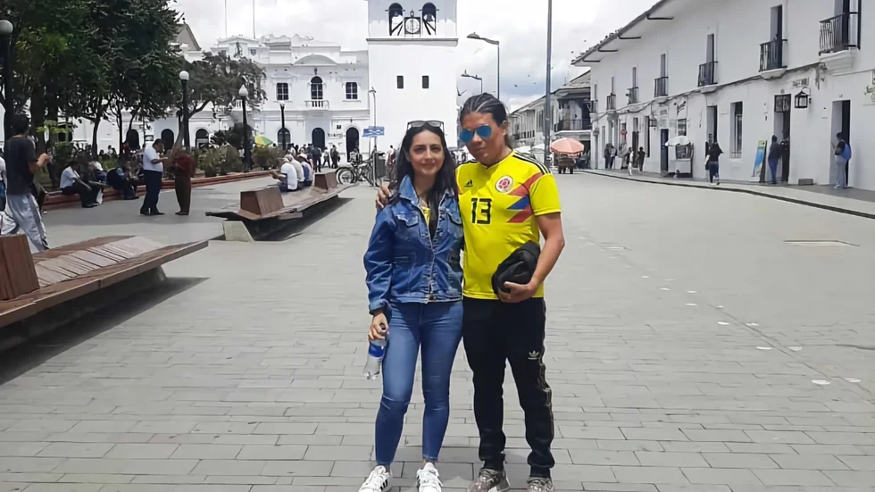 Tillbaka i Popayán under Colombia-besöket i fjol, platsen där han som liten lämnades på barnhem. Den här gången tillsammans med sin biologiska syster Marta. Omedelbart kände José igen sig - byggnaden i bakgrunden har under hela uppväxten funnits på en tavla i familjen Larssons hall.