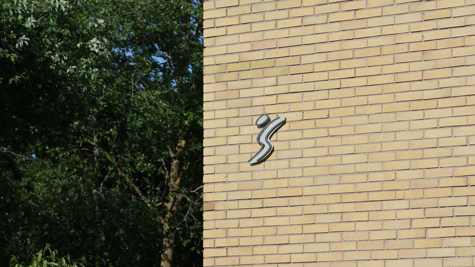 Stångåstaden kräver att en hyresgäst monterar ner ett plasttak på en balkong. (Bilden är tagen i ett annat sammanhang.) 