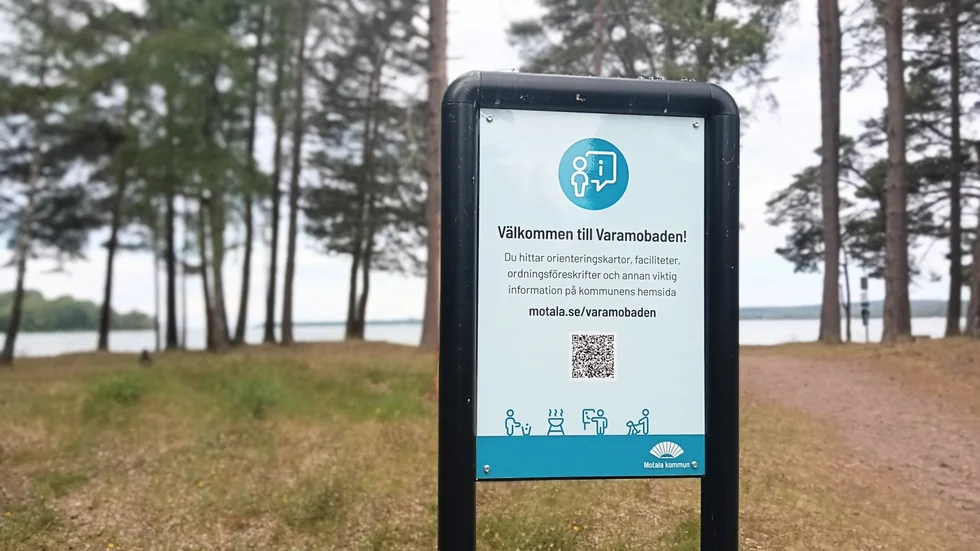 De nya skyltarna i Varamon hänvisar till Motala kommuns hemsida för information om vad som gäller i området. 