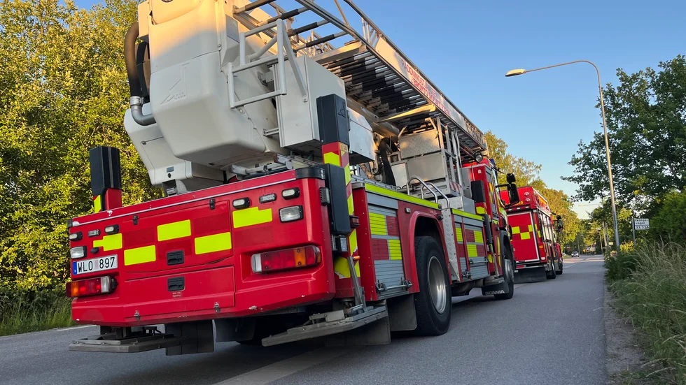 Räddningstjänsten finns på plats söder om E4 utanför Töre efter att en larm om en en skogsbrand inkommit på lördagskvällen.