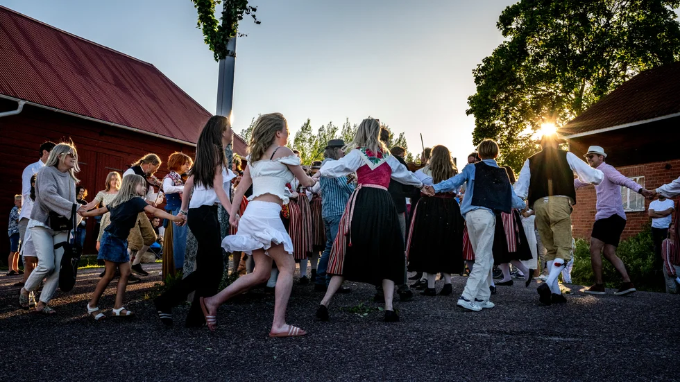 Traditionsenligt firande runt midsommarstången i den lilla byn Hjulbäck vid Siljan i Dalarna. Till nästa midsommar kan det vara tillåtet att köpa öl och snaps hos tillverkaren.
