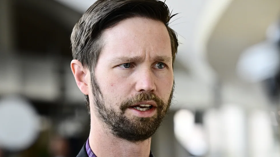 Miljöpartierts gruppledare Rasmus Ling gick emot partilinjen när riksdagen röstade om chat control i förra veckan vilket ansågs vara ett stort problem. Samma beteende hade dock hyllats bara dagar tidigare. 