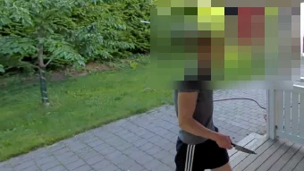 Bilder från husets övervakningskameror visar hur en av gärningsmännen bar på en kniv.