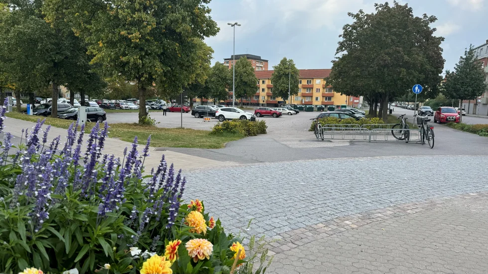 Här på parkeringen vid Kvarnenkorsningen och det så kallade stråket vill Tegelstaden och HSB bygga bostäder.