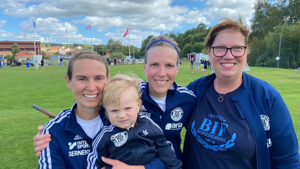 Bif 100 år. Ella Sjösvärd, Hedda Sjösvärd, Johanna Sjösvärd och Bifs ordförande Anna Andersson.