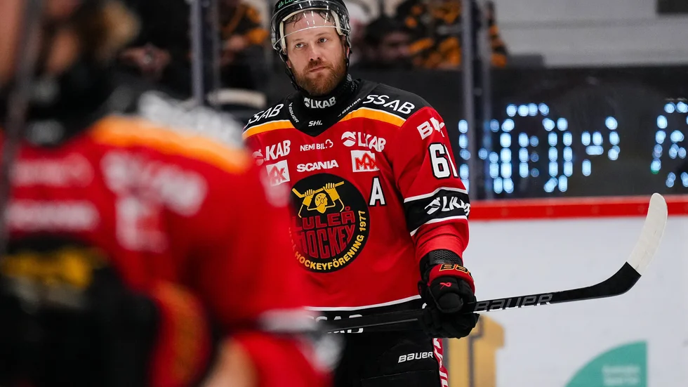 Linus Omark blev av med kedjekamraten Mathias Bromé som tvingades utgå efter åtta minuter. 